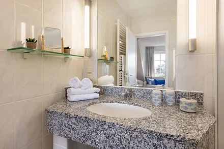 ... Dusche, WC und Handtuchtrockner.