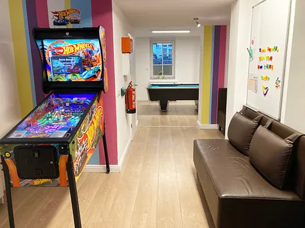 Im TeensClub stehen für die großen Kinder und Erwachsenen Münzgeräte bereit ...