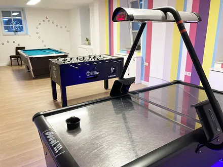 ... Kicker, Billiard, Flipper, AirHockey und Dart.