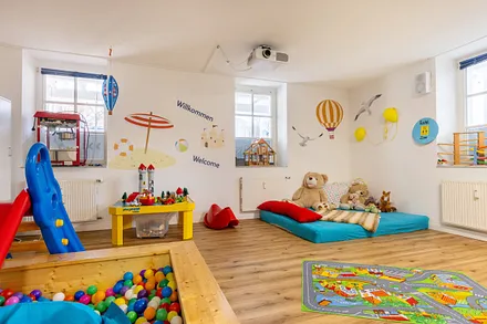 Im Souterrain des Hauses gibt es einen schönen KidsClub (gegen Entgelt).