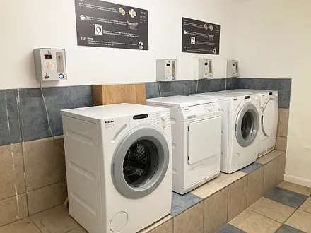 Waschmaschine und Trockner können gegen Münzen im Waschraum im Haus genutzt werden.