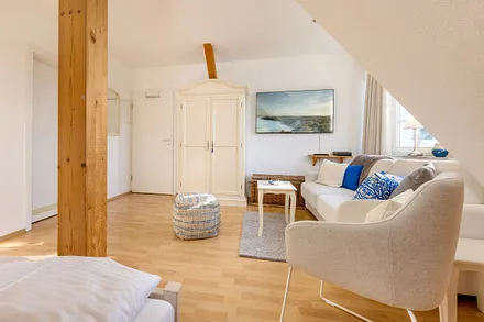 Die Tür am linken Bildrand führt in das Bad.