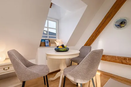 Der Eßbereich. Eine 4. Sitzgelegenheit ist bei Bedarf vorhanden.