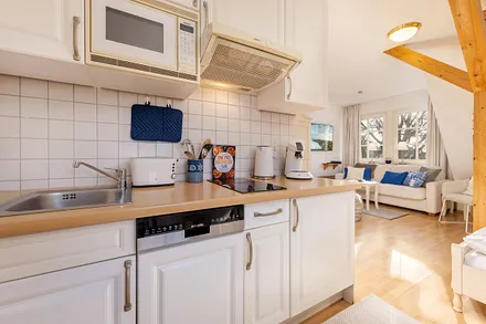 Die Küchenzeile bietet SENSEO Kaffeepadmaschine, Filterkaffeemaschine, Wasserkocher, Toaster, Geschirr, Töpfe, Besteck etc.