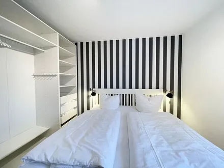 Schlafzimmer mit Doppelbett (1,80 m x 2,00 m), Wand-Nachttischlampen, verstellbare Lattenroste, Insektenschutzgitter sowie geräumiger und offener Kleiderschrank