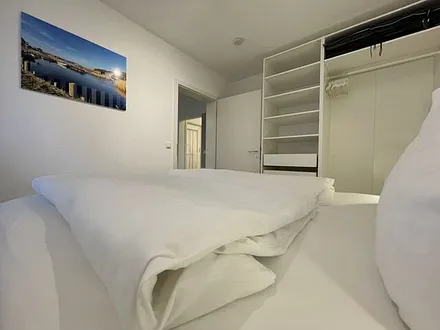 Schlafzimmer mit Doppelbett (1,80 m x 2,00 m), Wand-Nachttischlampe, verstellbare Lattenroste, Insektenschutzgitter sowie ein geräumiger und offener Kleiderschrank