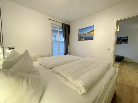 Schlafzimmer mit Doppelbett (1,80 m x 2,00 m), Wand-Nachttischlampe, verstellbare Lattenroste, Insektenschutzgitter sowie ein geräumiger und offener Kleiderschrank