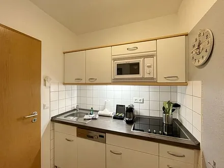 Pantry-Küche mit Induktionsherd, Kühlschrank mit Gefrierfach, Mikrowelle, Geschirrspüler, Filter-Kaffeemaschine, Nespresso-Kapselmaschine, Wasserkocher, Toaster, Messerblock sowie viele Kochutensilien