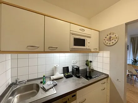 Pantry-Küche mit Induktionsherd, Kühlschrank mit Gefrierfach, Mikrowelle, Geschirrspüler, Filter-Kaffeemaschine, Nespresso-Kapselmaschine, Wasserkocher, Toaster, Messerblock sowie viele Kochutensilien