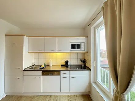 Einbauküche mit Induktionsherd, Kühlschrank mit Gefrierfach, Mikrowelle, Geschirrspüler, Filter-Kaffeemaschine, Nespresso-Kapselmaschine, Wasserkocher, Toaster, Messerblock sowie viele Kochutensilien