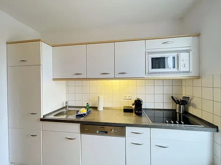 Einbauküche mit Induktionsherd, Kühlschrank mit Gefrierfach, Mikrowelle, Geschirrspüler, Filter-Kaffeemaschine, Nespresso-Kapselmaschine, Wasserkocher, Toaster, Messerblock sowie viele Kochutensilien