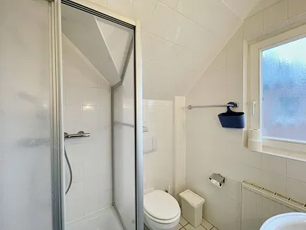 Tageslicht-Badezimmer mit Eck-Dusche, Fön, WC, Ablage, beleuchteter Spiegel, Waschplatz und ein Insektenschutzgitter