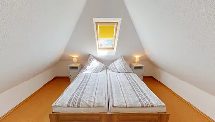 Schlafzimmer mit zwei Einzelbetten (je 0,90 m x 2,00 m),die auch zu einem Doppelbett verschoben werden können,verstellbare Lattenroste, 2 Nachttischablagen mit Leseleuchten und ein Kleiderschrank 