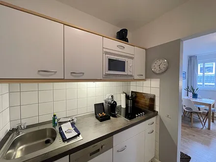 moderne Küchenzeile mit Induktionsherd, Kühlschrank mit Gefrierfach, Mikrowelle, Geschirrspüler, Filter-Kaffeemaschine, Nespresso-Kapselmaschine, Wasserkocher, Toaster & Messerblock