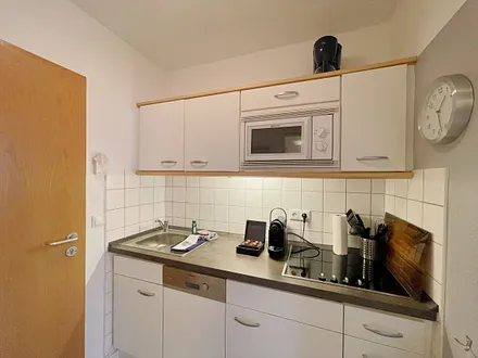 moderne Küchenzeile mit Induktionsherd, Kühlschrank mit Gefrierfach, Mikrowelle, Geschirrspüler, Filter-Kaffeemaschine, Nespresso-Kapselmaschine, Wasserkocher, Toaster & Messerblock