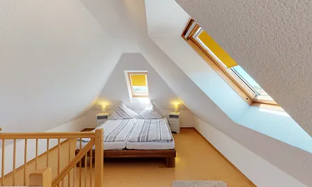 Schlafzimmer mit Doppelbett (1,80 m x 2,00 m), Nachttischablagen, verstellbare Lattenroste, Leseleuchten, Kleiderschrank sowie Verdunklungsrollo´s und Insektenschutzgitter