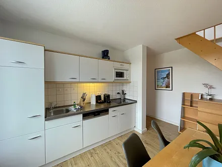 moderne Einbauküche mit Induktionsherd, Kühlschrank mit Gefrierfach, Mikrowelle, Geschirrspüler, Filter-Kaffeemaschine, Nespresso-Kapselmaschine, Wasserkocher, Toaster & Messerblock