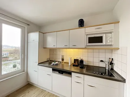 moderne Einbauküche mit Induktionsherd, Kühlschrank mit Gefrierfach, Mikrowelle, Geschirrspüler, Filter-Kaffeemaschine, Nespresso-Kapselmaschine, Wasserkocher, Toaster & Messerblock