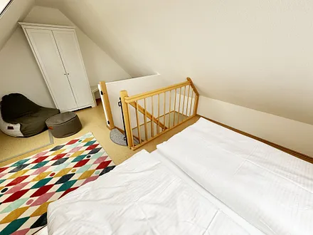 Schlafzimmer mit Doppelbett (1,60 m x 2,00 m), Wand-Nachttischlampe, verstellbare Lattenroste, Insektenschutzgitter sowie ein geräumiger Kleiderschrank