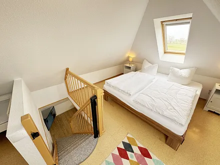 Schlafzimmer mit Doppelbett (1,60 m x 2,00 m), Wand-Nachttischlampe, verstellbare Lattenroste, Insektenschutzgitter sowie ein geräumiger Kleiderschrank