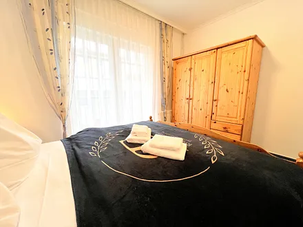 Schlafzimmer mit Doppelbett