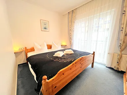 Schlafzimmer mit Doppelbett