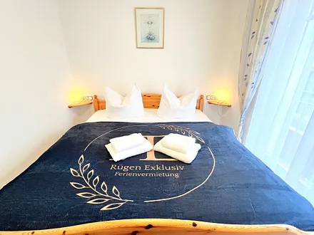 Schlafzimmer mit Doppelbett