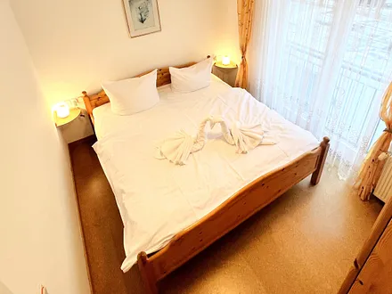 Schlafzimmer mit Doppelbett