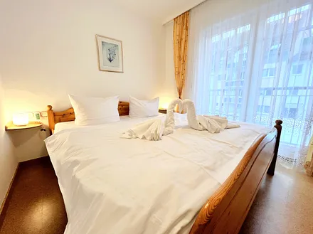 Schlafzimmer mit Doppelbett