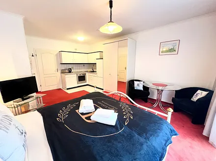 Wohnbereich mit Doppelbett und Küche