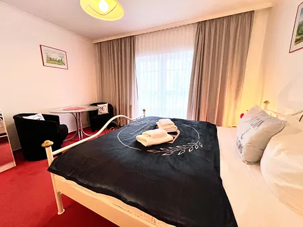 Wohnbereich mit Doppelbett und Küche