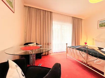 Wohnbereich mit Doppelbett und Küche