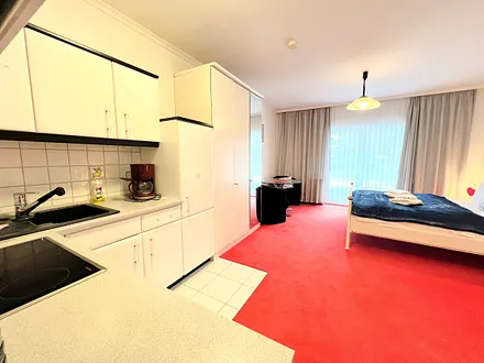 Wohnbereich mit Doppelbett und Küche