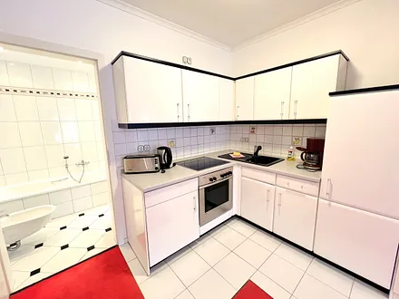 Wohnbereich mit Doppelbett und Küche