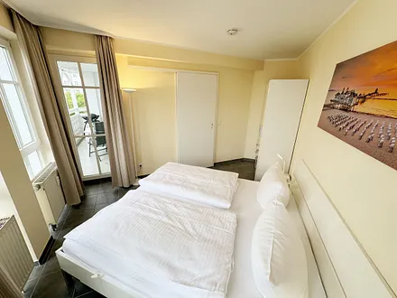 Schlafzimmer mit Kleiderschrank