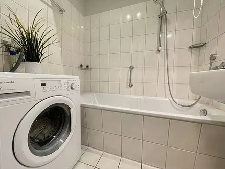 innenliegendes Badezimmer mit Waschmaschine