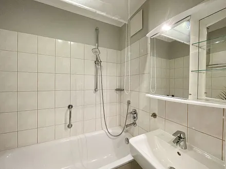 Badezimmer mit Badewanne