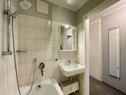 Badezimmer mit Waschplatz