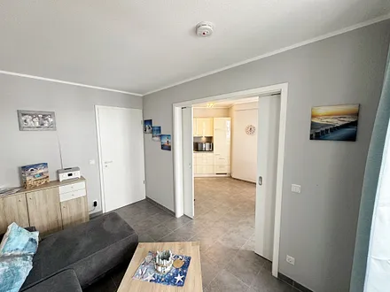 Wohnbereich mit Blick auf die Küchenzeile