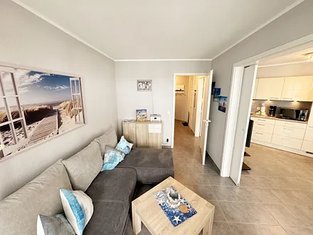 Wohnbereich mit Blick in den Flur