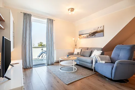 Wohnraum mit Zugang zum Balkon