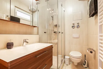 Bad mit Dusche und WC