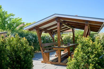 Grill mit Sitzgelegenheit