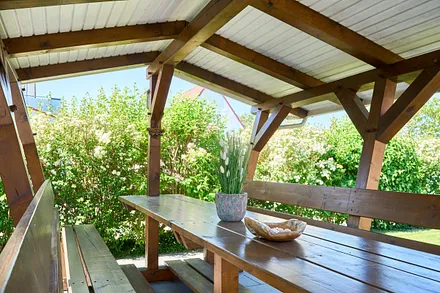 Sitzmöglichkeit auf dem Grundstück