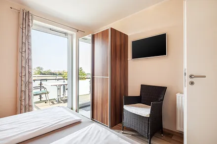 Schlafzimmer mit Zugang zum Balkon
