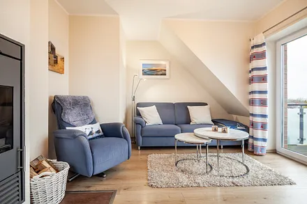 gemütlicher Wohnraum mit Balkon und Ostseeblick