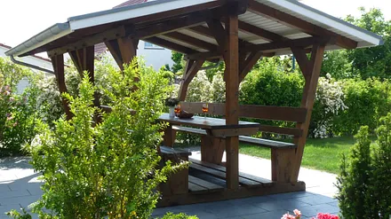 gemütlicher Sitzbereich im Grünen