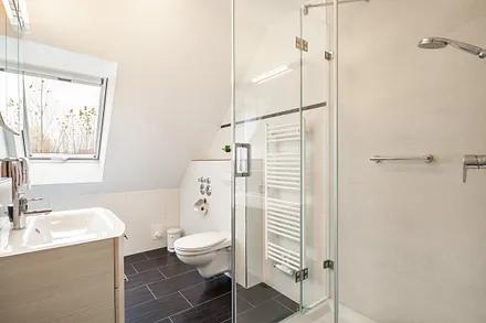 Badezimmer mit Dusche und WC