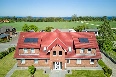 Haus Wassermann im Hintergrund die Ostsee