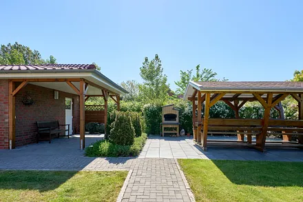 Grillplatz und abschließbarer Fahrradraum